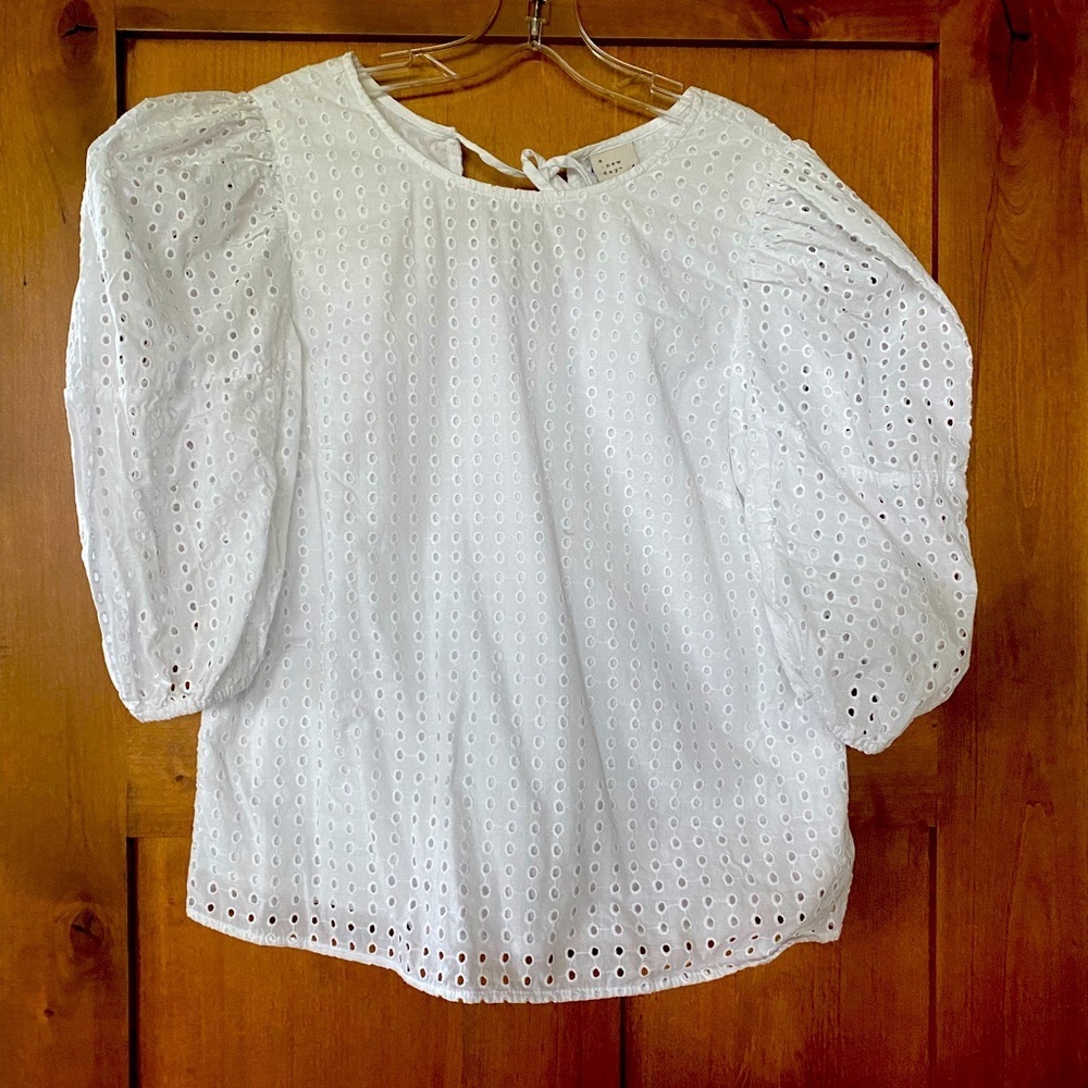A NEW DAY ❤️ EUC Puffy Sleeve Eyelet Top